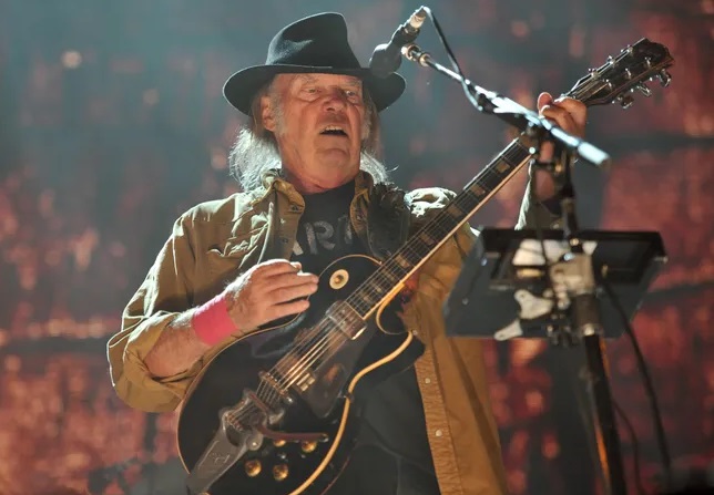 Popnotas gringo – O novo vídeo-protesto do Neil Young e sua guitarra. As últimas do Oasis. E o novo álbum (mais um) do Guided by Voices