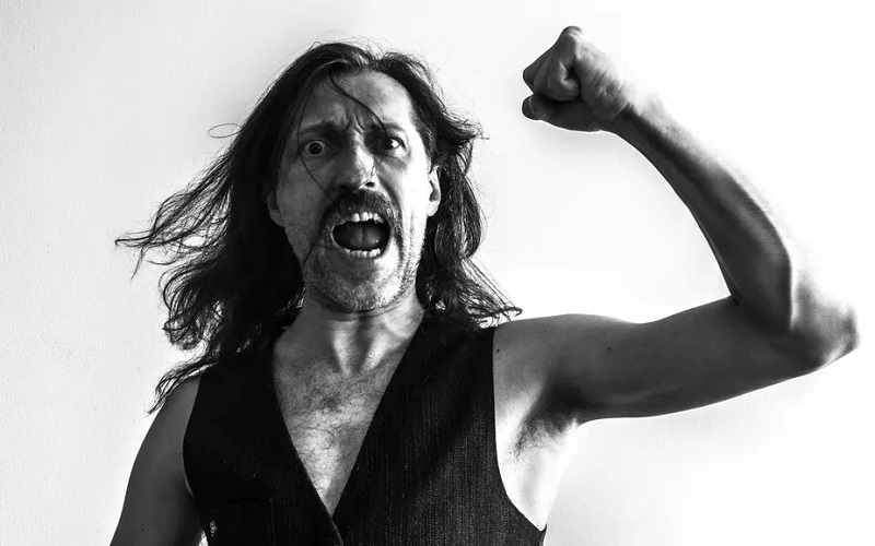 Miscelânia pop beneficente: Gogol Bordello e New Order se cruzam em cover punk obscura em prol da Ucrânia