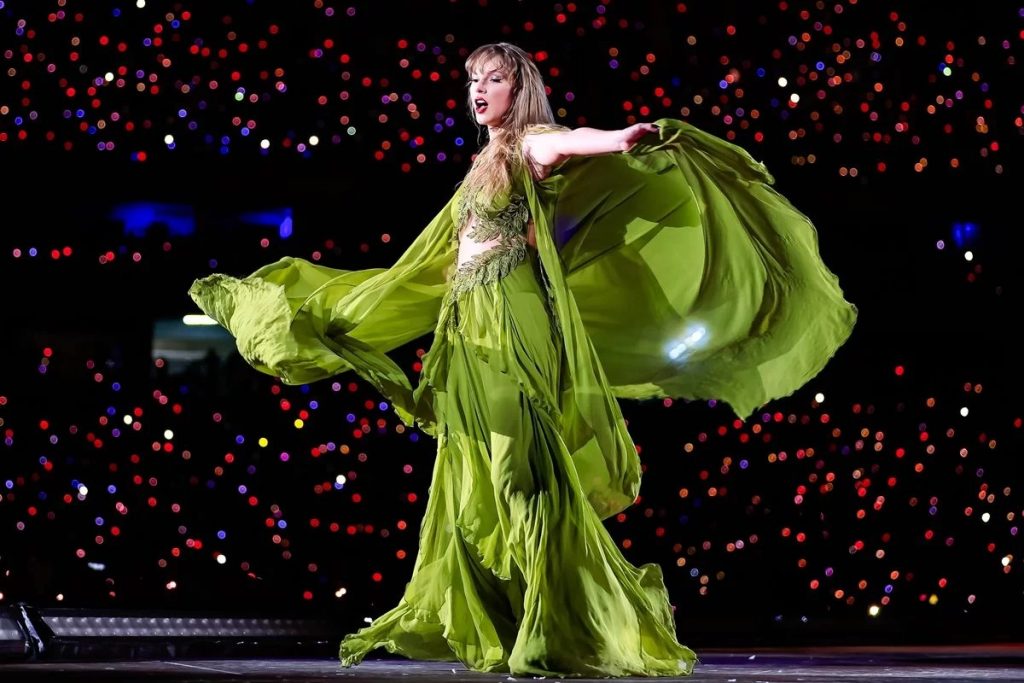 Taylor Swift tem voz incrível, melodias interessantes e é dona da maior peça de teatro a céu aberto do mundo. Por isso, então, ela é tão popular!