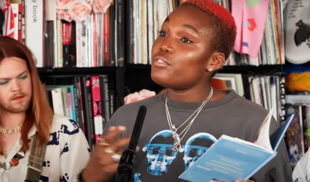 Arlo Parks lê até poesia em meio a sua delicaaaaada session para o Tiny Desk