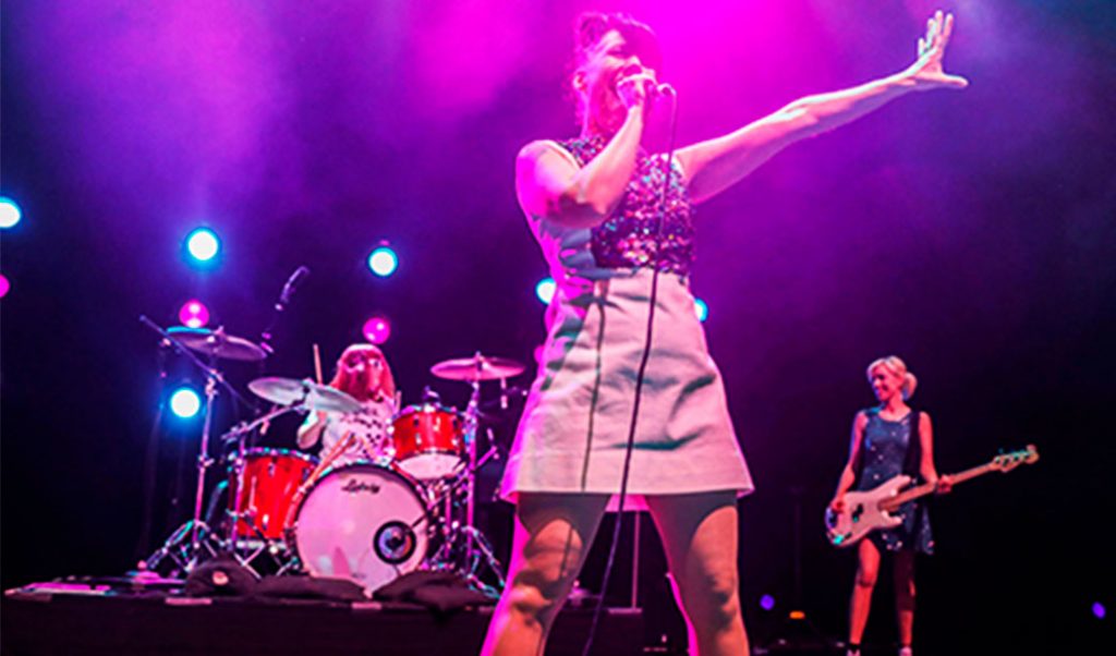 Do outro lado do Lollapalooza: Bikini Kill vem a SP para show único no espírito indie. Você sabe quem é Kathleen Hanna, né?