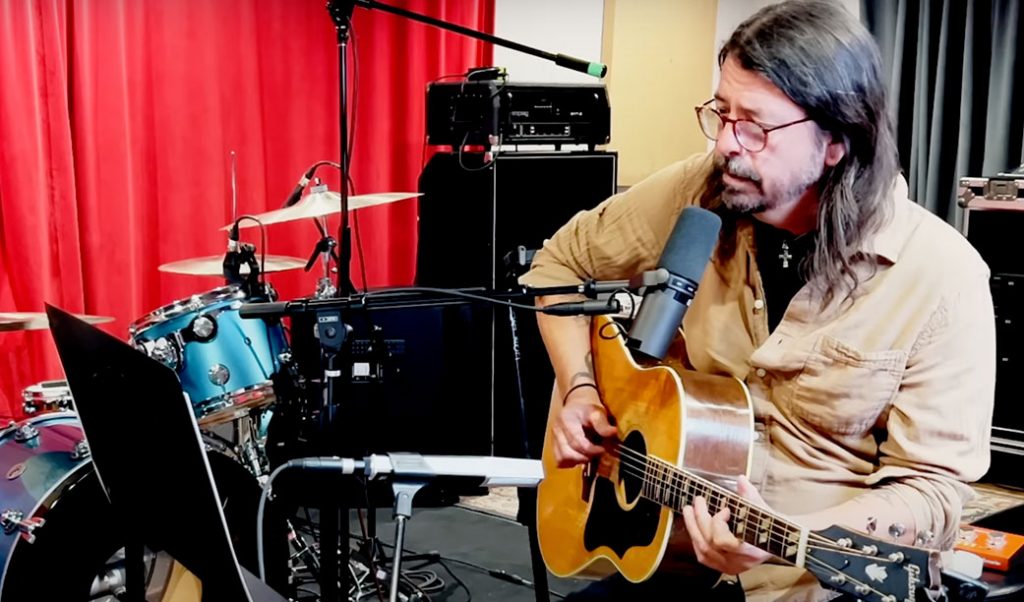 Alguém precisa parar esse homem! Dave Grohl relançando o livro, no podcast da Norah Jones e na bateria das Boygenius