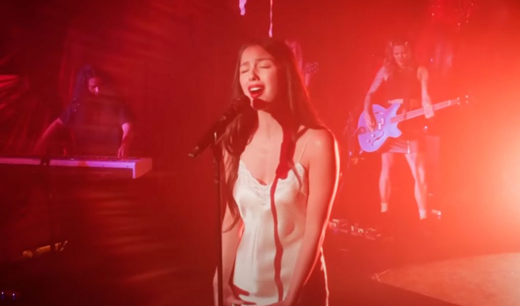 Meia hora de Olivia Rodrigo no cemitério (mais ou menos). Cantando seis músicas para a BBC e conversando sobre seus dois discos e o hit planetário “Vampire”
