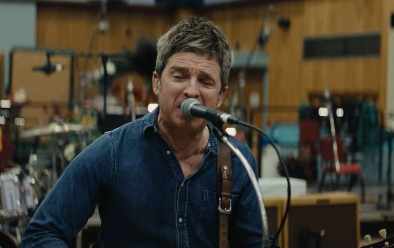 Noel Gallagher invade o Abbey Road para tocar duas clássicas do Oasis