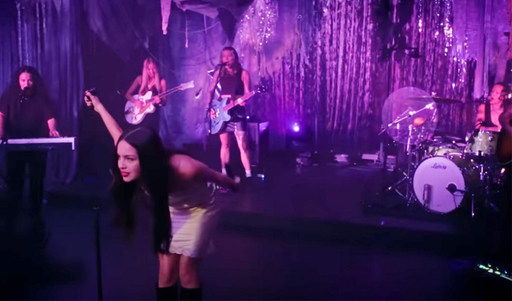 Popnotas – A boa ideia da Olivia Rodrigo na BBC. A música rocker de Natal do Killers. A nova ao vivo do Father John Misty