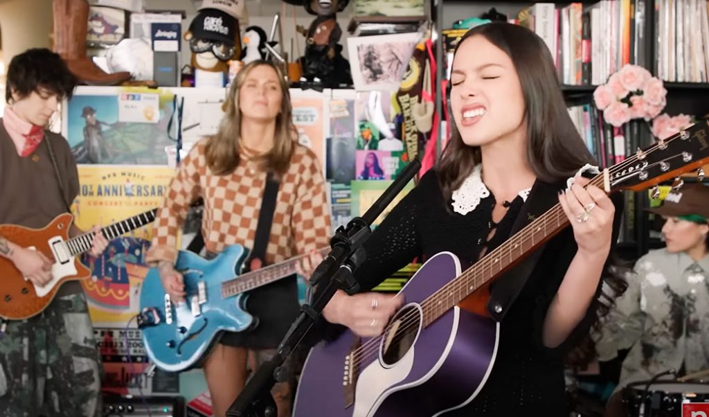 Olivia Rodrigo espreme sua angústia no Tiny Desk. Veja a ótima session