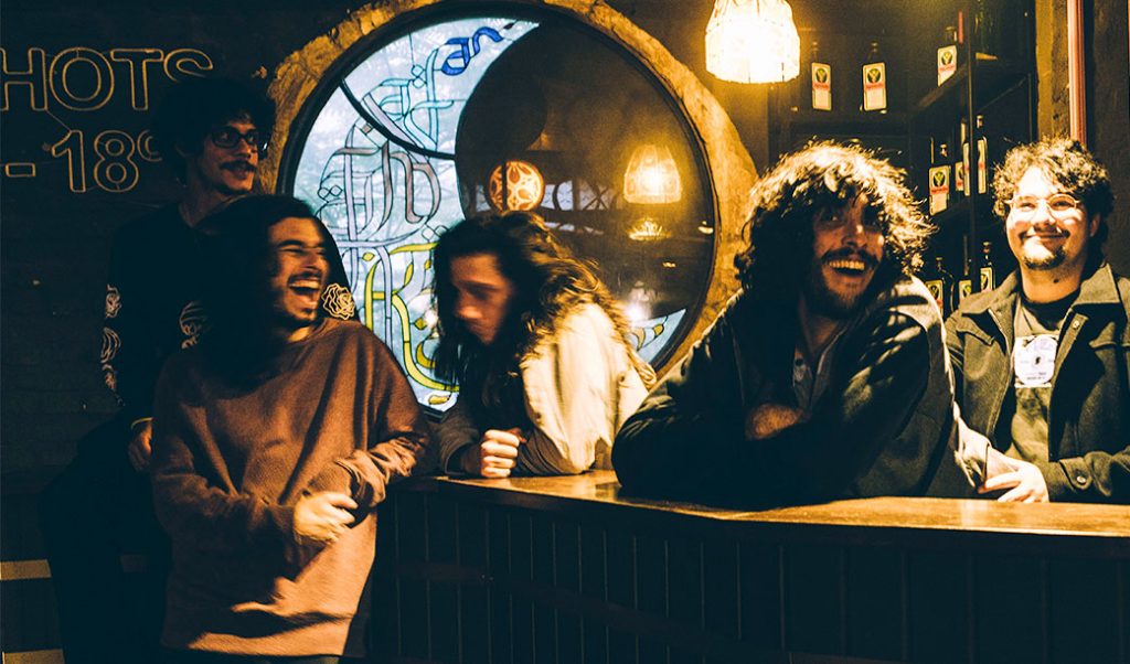 Popload ouviu – “Garatujas”, Tangolo Mangos. Disco de estreia da banda baiana é uma roda gigante de estilos e temas