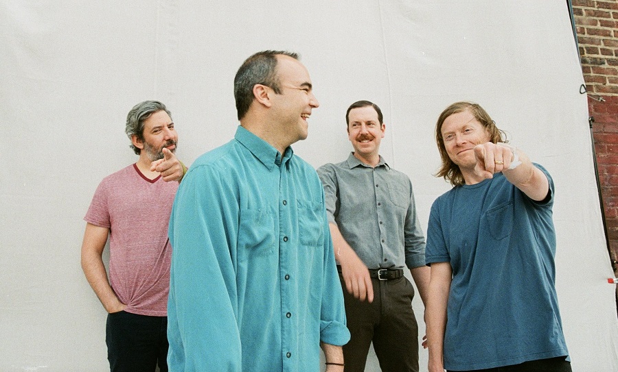 Cantando sobre as inseguranças do amor, Future Islands invade a pista de dança com a inédita “Say Goodbye”