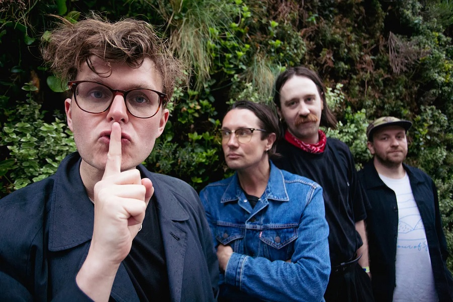 Yard Act celebra as coisas boas da vida no novo single “We Make Hits”