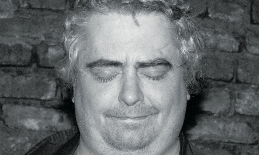 Live and let die… Saudoso e histórico Daniel Johnston ganha disco póstumo, o seu primeiro ao vivo, registrado não se sabe quando