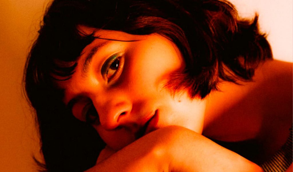 CENA – A mina das Minas. Conheça Clara Bicho, dona de dois singles e do futuro de BH, com um “jeitinho Billie Eilish” de ser