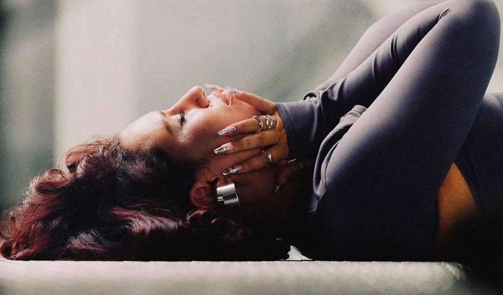 Cantora Raye faz história na Inglaterra. Em maio, se apresenta em SP no C6 Fest