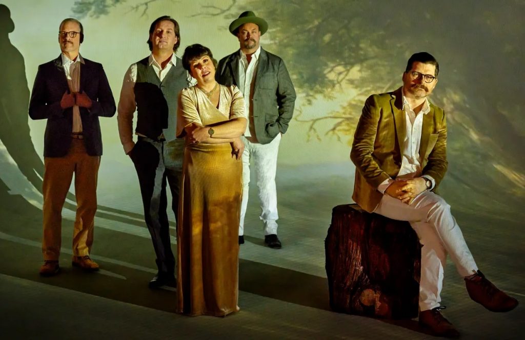 Popnotas – A volta do Decemberists com a primeira música em seis anos. A Blondshell em session na Islândia. E o Kanye West querendo fazer um show inusitado no Brasil