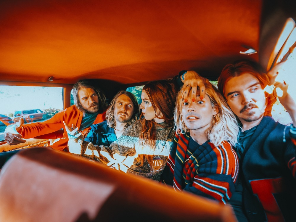 Feliz 2010! Grouplove mostra que está em dia com seu ótimo barulho calculado na nova “Chances”