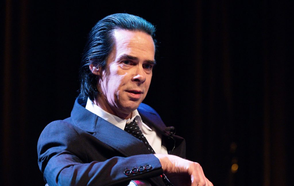 Silêncio… Nick Cave está cantando e sendo incrível em “La Vie en Rose”, de Édith Piaf