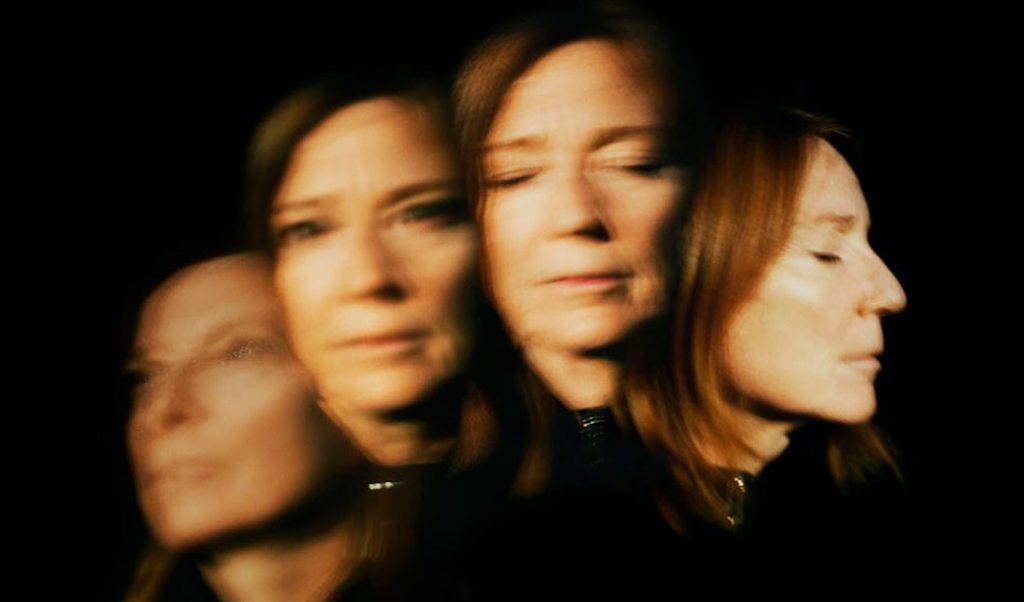 Para além do Portishead. Beth Gibbons flutua em momento solo e anuncia primeiro disco. Com single e vídeo