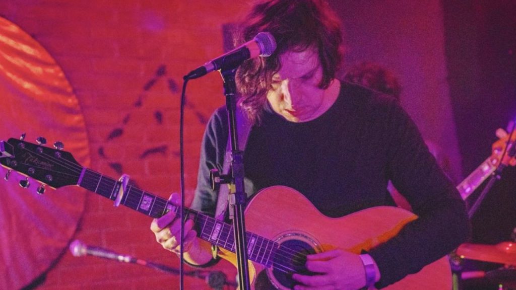 Sozinho mas bem acompanhado. Dividindo  palco com Pavement e Cat Power, Jair Naves vai solo ao C6 Fest. Mas não larga a Ludovic