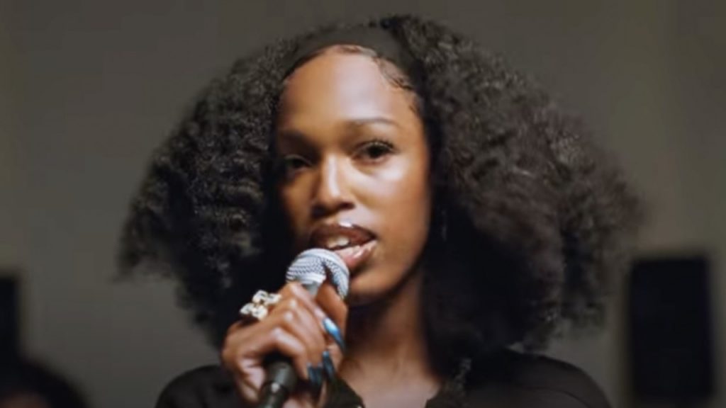 Disco do ano? A rapper inglesa John Glacier, ela mesmo,  confunde o pop com seu novo EP, “Like a Ribbon”