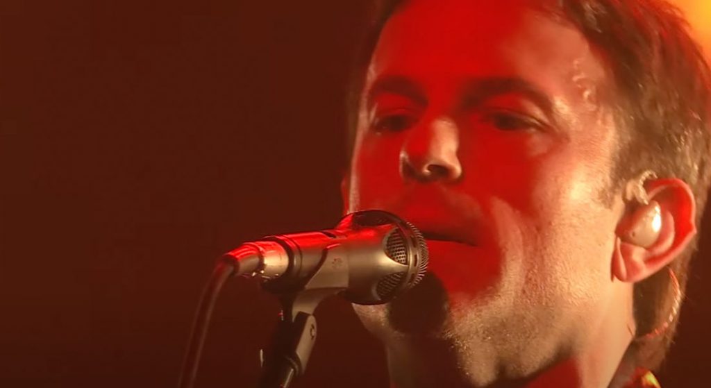 Popnotas – Kings of Leon de mustang, ao vivo. O vídeo novo e os 17 shows da PJ Harvey (nos EUA). E o Lolla BR perde a Rina e ganha o Greta