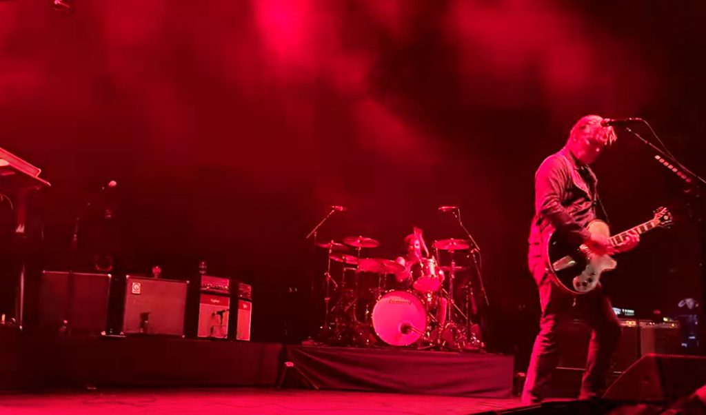 Queens of the Stone Age volta aos palcos no Japão. Temos o show de ontem em Tokyo inteirinho