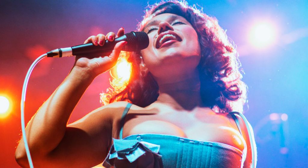 Perto de seu show em São Paulo, em maio, inglesa Raye vê sua fama crescer a cada dia