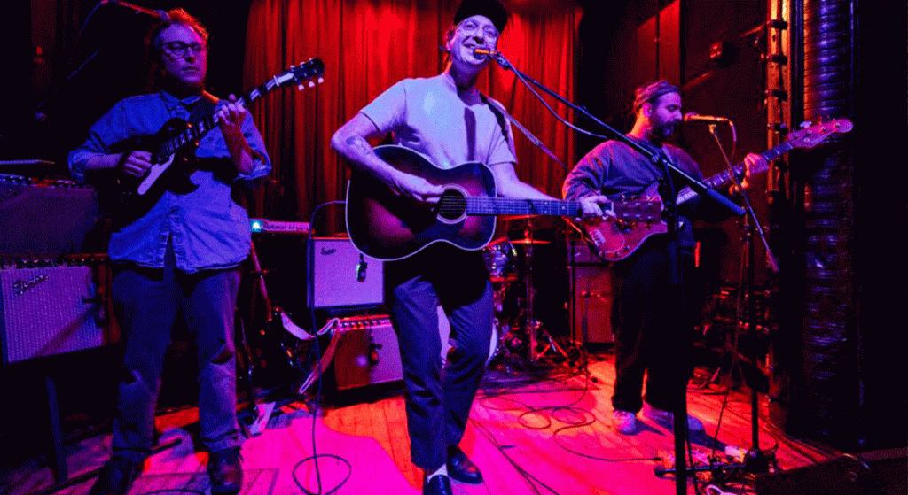 Real Estate toca “Daniel” do Elton John no lançamento do álbum “Daniel”, em um show em NYC só para gente chamada Daniel