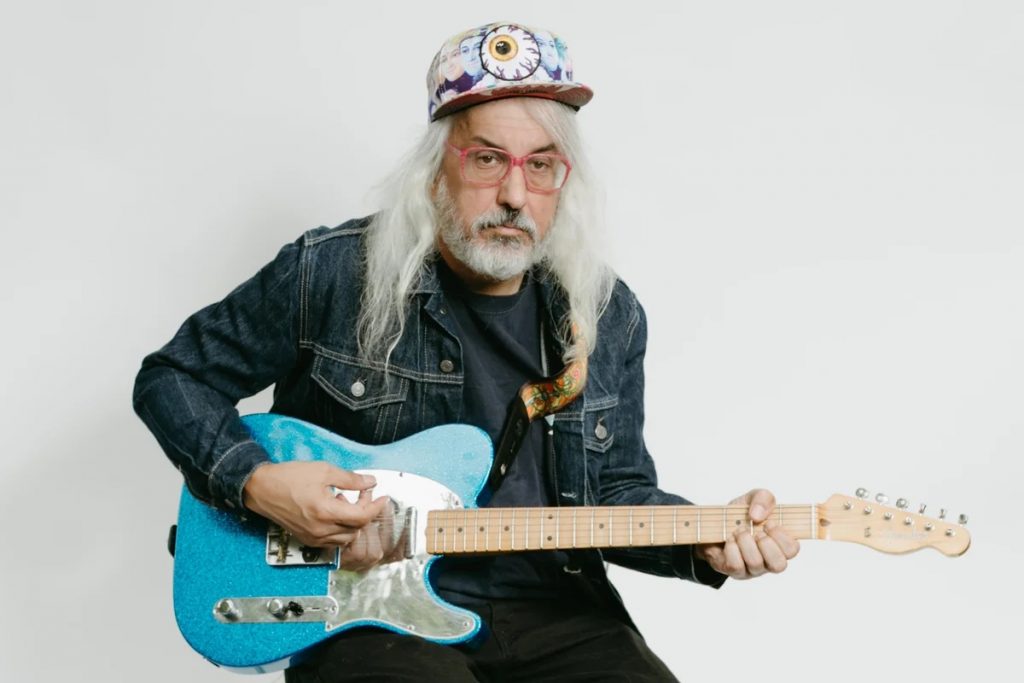 Popnotas: A session do J Mascis cantando até Phoebe Bridgers na KEXP. A Beabadoobee na trilha de “The New Look”. E o festival beneficente e cheio de estrelas do Josh Homme