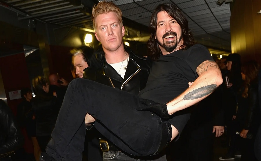 Bromance, por favor. Dave Grohl toca música nova em homenagem ao amigo Josh Homme, que vai às lágrimas na Califórnia