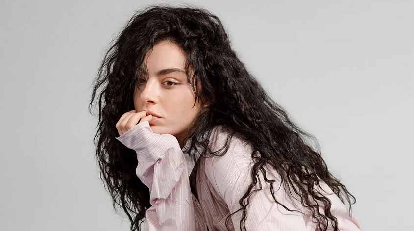 POPNOTAS MULHERES – A Charli XCX em… São Paulo! A Courtney Love no rádio. E a Joni Mitchell de volta ao Spotify