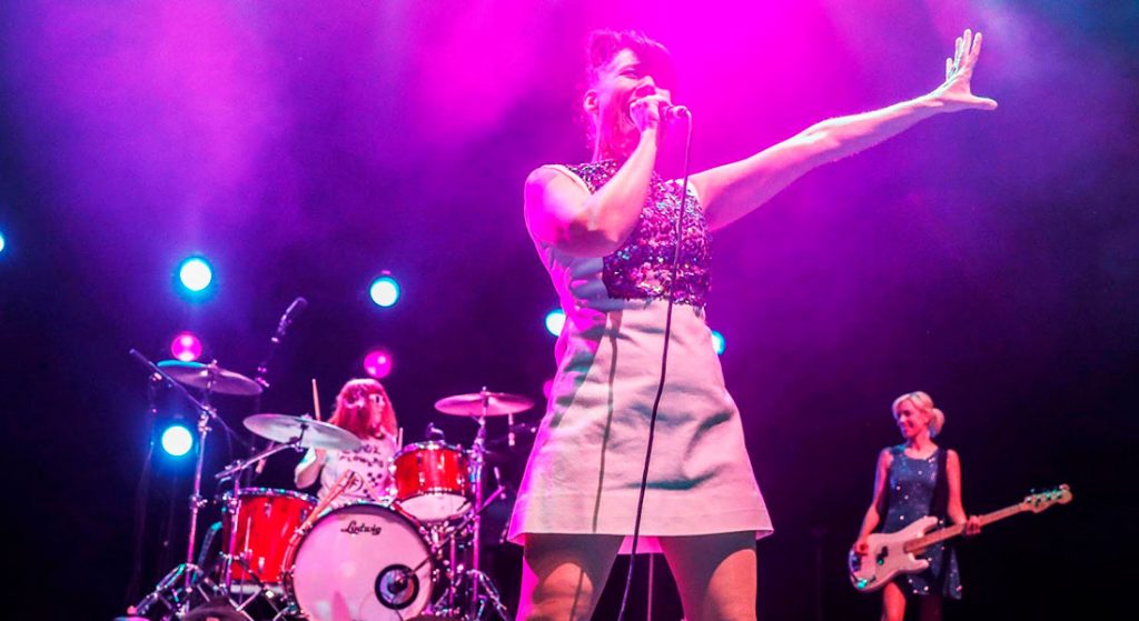 Chegou o dia! Lendária banda Bikini Kill toca em São Paulo hoje. Convidamos Luiza Sá, do CSS, para entrevistar a Kathleen Hanna