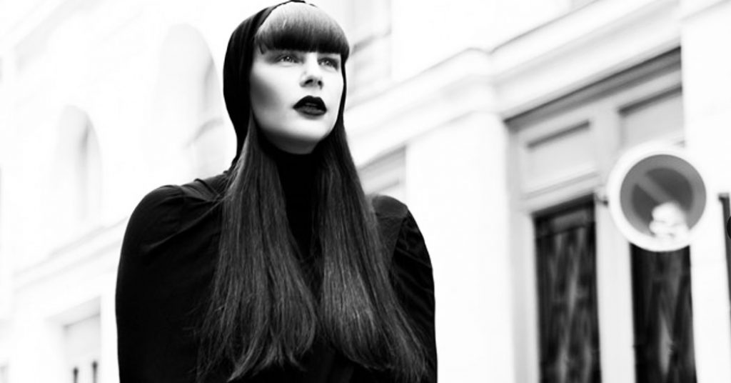 Lolla BR 2024. Você sabe que a Kittin que está no pôster do festival é a deusa electroclash Miss Kittin, né? Não?!?