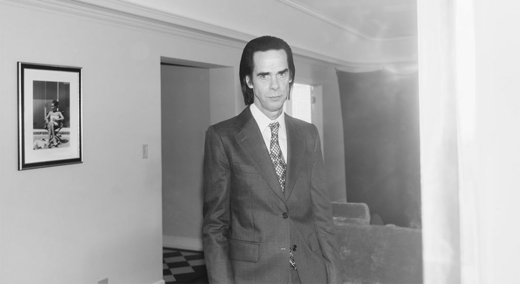 A doce selvageria divina de Nick Cave. Em single lindo (saiu agora) e novo álbum (sai em agosto)