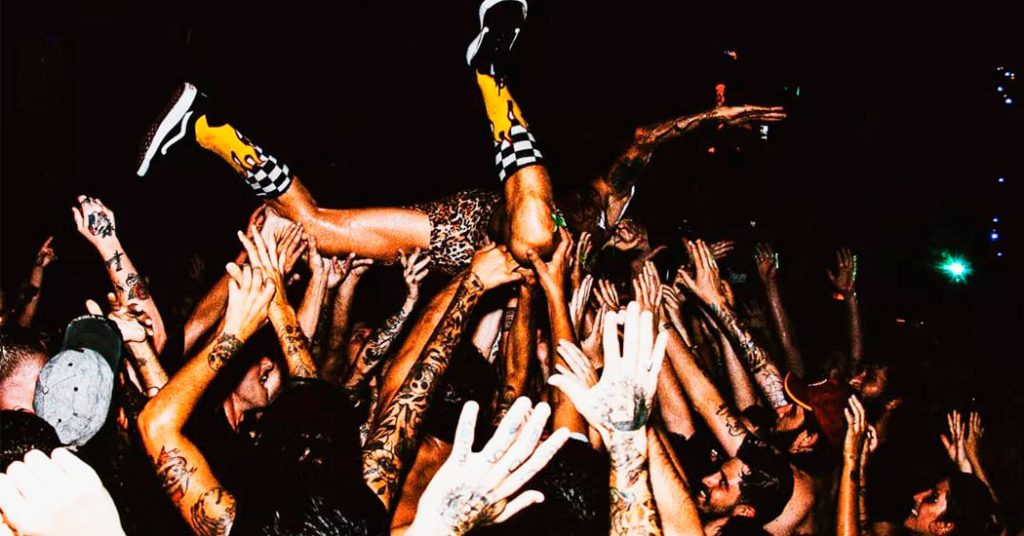 Rancore mais alto que o Sol. Banda abriu turnê em Florianópolis no sábado e toca no Lollapalooza Brasil na semana que vem, em SP