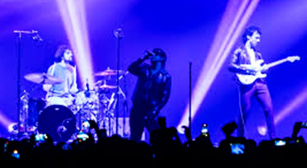 O show político dos Strokes em Chicago. E tocando “You Talk Way Too Much”