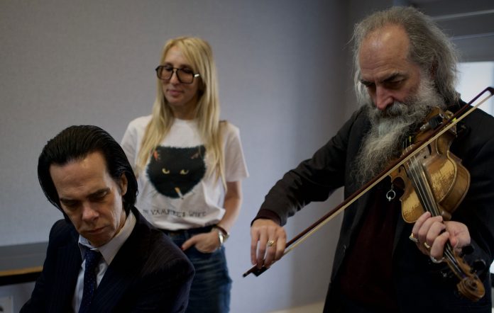 Popnotas – Saiu a homenagem do Nick Cave para a Amy Winehouse. Oasis abre comemorações dos 30 anos de “Definitely Maybe”. E o novo single animado do Kasabian