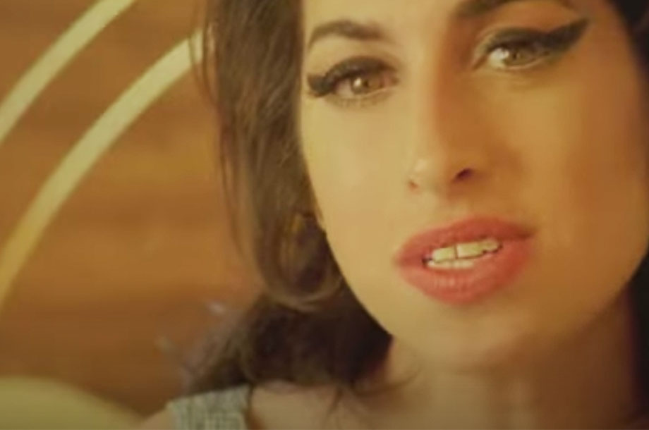 Filme de Amy Winehouse estreia sexta na Inglaterra e dia 25 no Brasil. Hoje foi lançado novo vídeo da classuda “Tears Dry on Their Own” com cenas inéditas da cantora. Veja