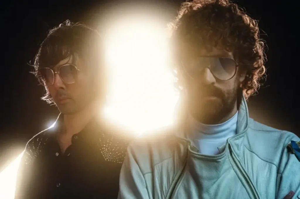 Duo francês Justice retoma seu reinado electropop com o novo álbum, “Hyperdrama”