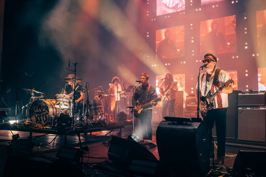 O Black Keys enquanto trio, em Londres, com o Noel Gallagher no meio