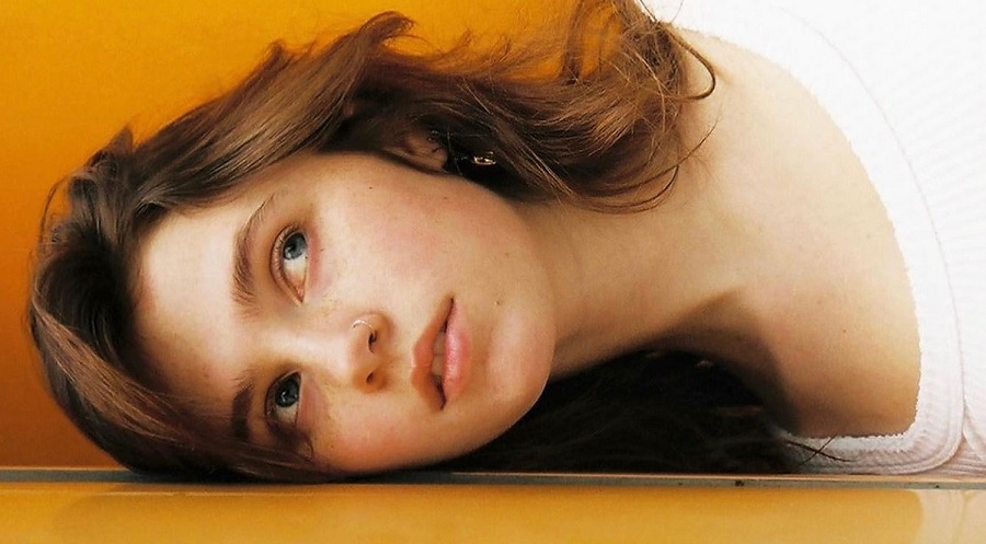 Popnotas – A volta da Clairo. O Hives fazendo uma cover clubista. E o mistério do Oasis revelado