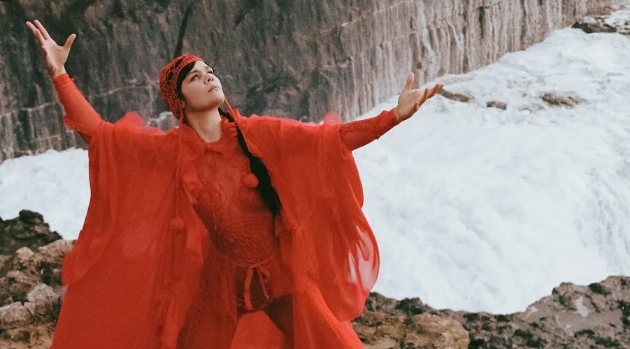 Após cinco anos, Bat For Lashes volta com novo disco, de som refinado, falando sobre maternidade
