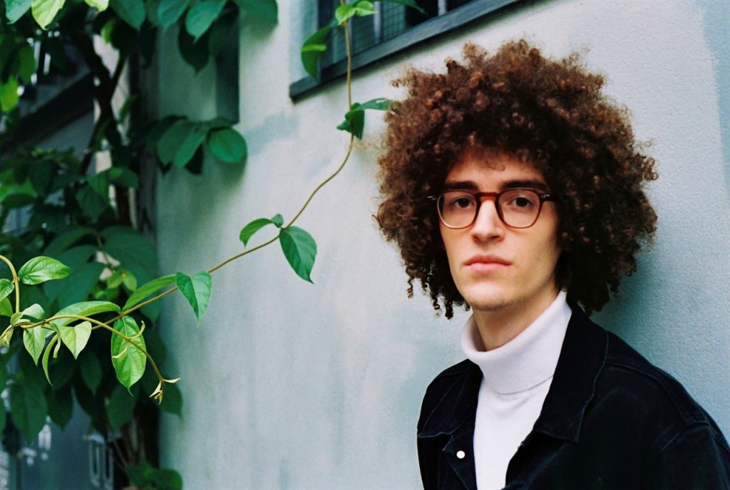CENA – Chico Bernardes  bem assim: o novo single e a entrevista para a Popload
