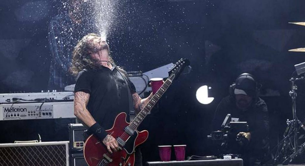 O adeus ao vivo de Dave Grohl ao produtor Steve Albini: “My Hero”