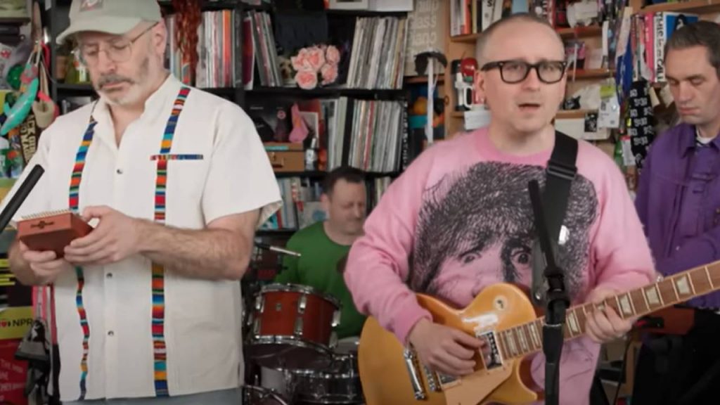 Maravilha. Hot Chip no Tiny Desk com seus “tiny instruments” e carregado de hits