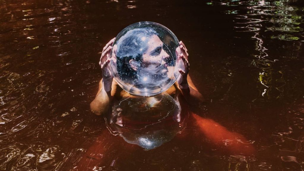 CENA – As preces de Luiza Brina, musicalmente atendidas com seu belo novo disco