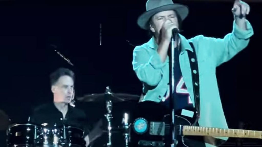Popnotas – Pearl Jam inteirão ao vivo na Califórnia. Prepare-se para o Amyl and the Sniffers. E a última novidade dos… Carpenters