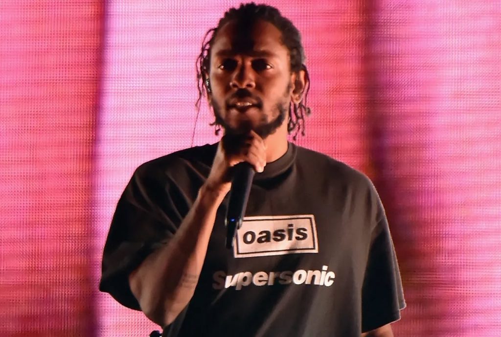 Popnotas – Kendrick Lamar convida amigos para show especial em LA, com transmissão para o mundo todo. A nova música do The Streets. E um show da PJ Harvey completinho e “legalizado” em Barcelona