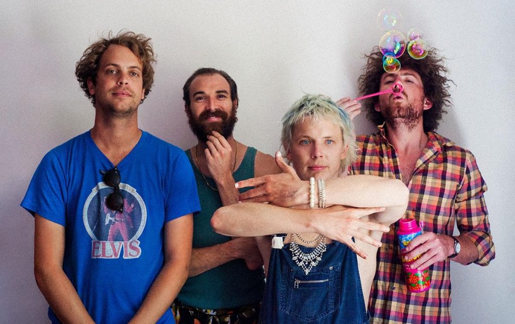 Popnotas discos – O novo álbum “acessível” do Pond. A bombada Gracie Abrams. E o Sufjan Stevens relançando o “Seven Swans”