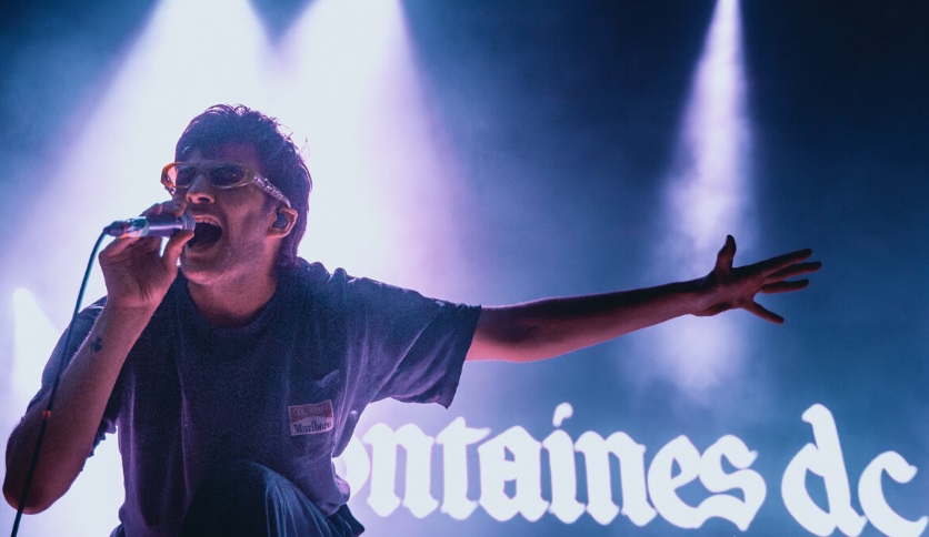 Antes do Glastonbury, um show lindo e caótico do Fontaines D.C. em Roma. Um fã abençoado filmou tudo