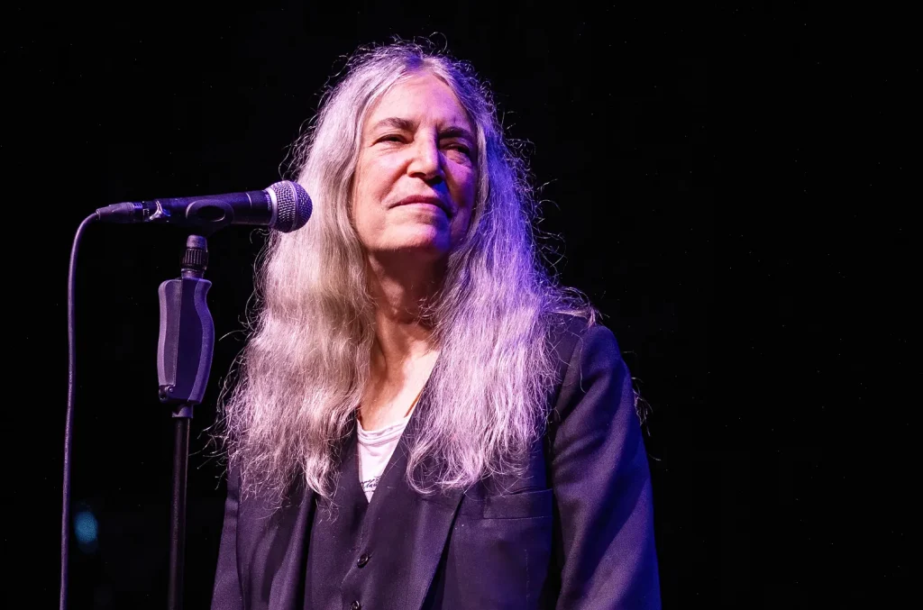 Popnotas – A nova música delicinha da Clairo. Patti Smith cantando Lana Del Rey na Irlanda. E o Neil Young revelando o que fez em verões passados
