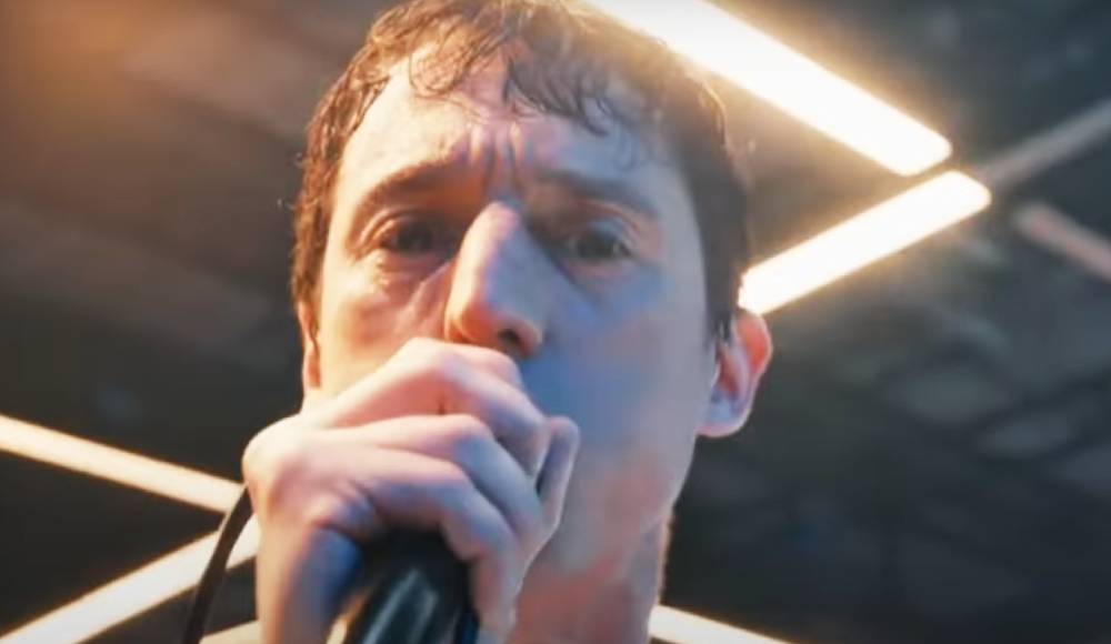 Se é para começar bem o final de semana, que ele comece com um showzinho do Fat White Family em Paris